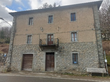 Foto Casa indipendente a Monchio delle Corti Centro di 500 m² con 10 locali