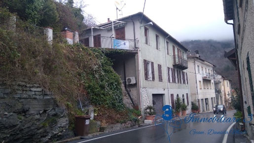 Foto Appartamento in via Roma, Pornassio di 160 m² con 6 locali in vendita