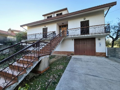 Foto Villa unifamiliare in Via Aiarella, Filetto Centro di 287 m²
