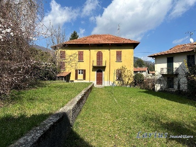 Foto Villa unifamiliare in Via Segantini, Caglio di 370 m² con 8 locali