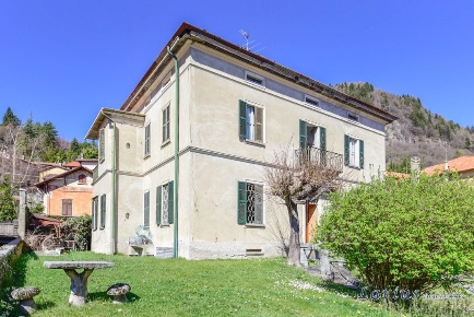 Foto Villa unifamiliare in Via Piave, Magreglio di 603 m² con 11 locali