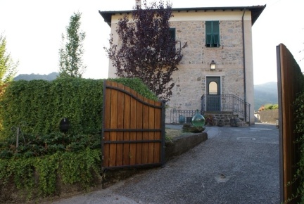 Foto Villa unifamiliare a Casola in Lunigiana Centro di 200 m² in vendita