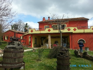 Foto Villa unifamiliare a Tavoleto di 300 m² con 7 locali in vendita
