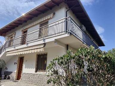 Foto Villa bifamiliare a Alessandria di 300 m² con 13 locali in vendita