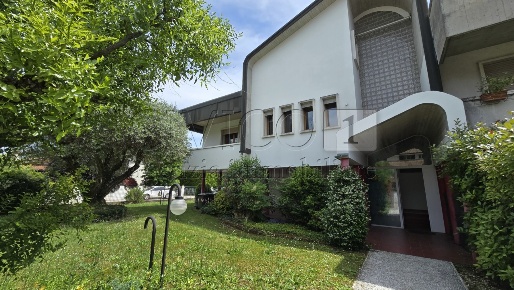 Foto Villa bifamiliare a Torri di Quartesolo Centro di 270 m² con 9 locali