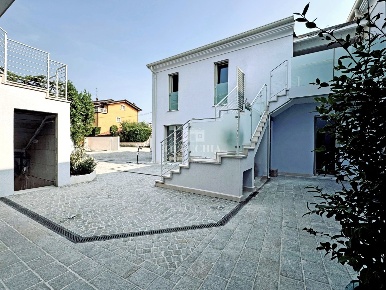 Foto Villa a schiera in Via Masotti 10, Desenzano del Garda di 107 m²