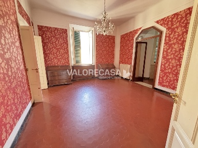 Foto Appartamento in Via Cavour, Carrara Centro di 180 m² con 6 locali