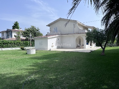 Foto Villa unifamiliare a Simeri Crichi Maringoli di 200 m² con 5 locali