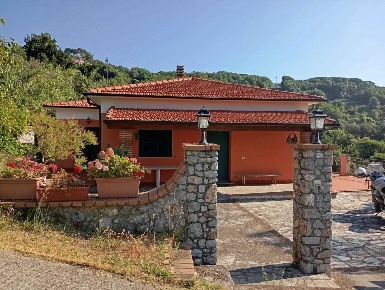 Foto Villa singola a Fosdinovo di 100 m² con 4 locali in vendita