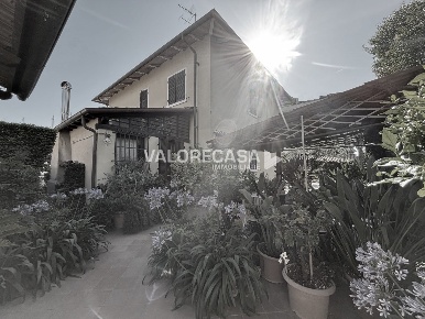 Foto Villa unifamiliare in Via Labindo, Carrara Marina di Carrara di 250 m²