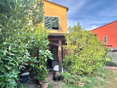 Foto Villa a schiera a Sarzana Centro di 145 m² con 5 locali in vendita