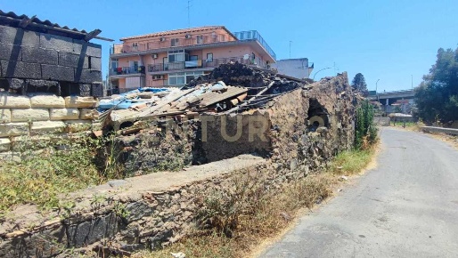 Foto Villa bifamiliare in Via Fossa della Creta sn, Catania di 40000 m²