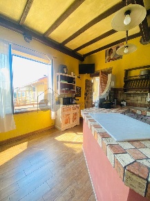 Foto Appartamento in Via Stazione 25, Follo di 115 m² con 5 locali