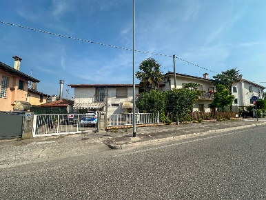 Foto Villa singola in VIA CROSERE 69, Latisana Centro di 432 m² in vendita