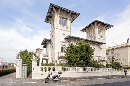 Foto Villa unifamiliare a Livorno Fabbricotti di 350 m² con 6 locali