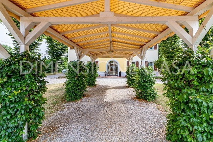 Foto Villa bifamiliare a Cavezzo Centro di 230 m² con 5 locali in vendita