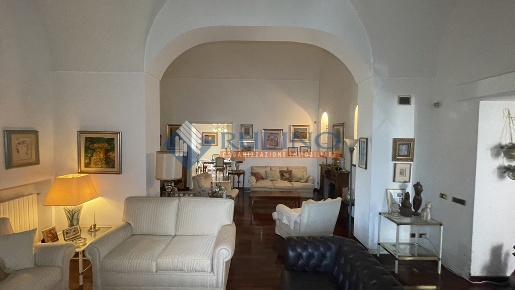 Foto Villa unifamiliare a Bari di 540 m² con 11 locali in vendita