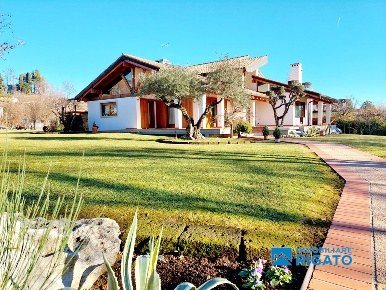 Foto Villa unifamiliare a Castelcucco con 5 locali in vendita