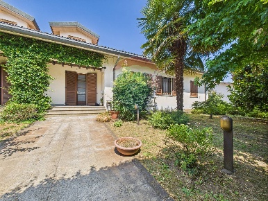 Foto Villa singola a San Genesio ed Uniti Centro di 416 m² con 10 locali