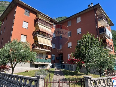 Foto Appartamento in via santa cecilia, Rogno Centro di 95 m² con 5 locali