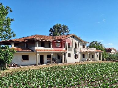 Foto Villa bifamiliare in Contrada Piano Cappelle, Benevento di 604 m²