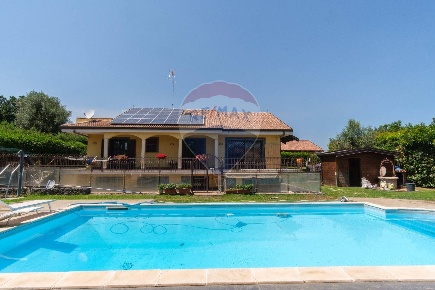 Foto Villa singola in Largo Angelo D'Arrigo, Viagrande di 340 m² in vendita