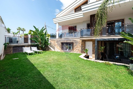 Foto Villa unifamiliare in Via Bocenago, Roma Infernetto di 220 m²