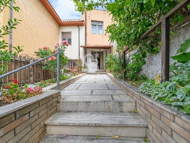 Foto Appartamento in Via Antonio Santi, Tarquinia Paese di 87 m² in vendita