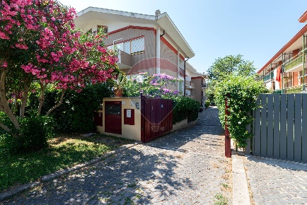 Foto Villa a schiera in Via Tespi, Roma Axa di 250 m² con 8 locali