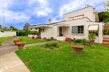 Foto Villa unifamiliare a Pontedera Oltrera di 335 m² con 11 locali