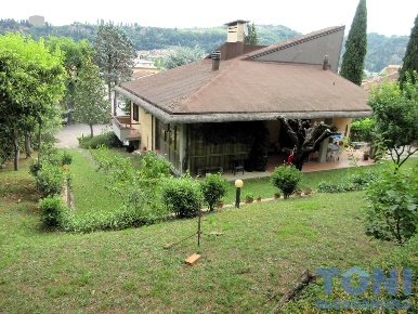 Foto Villa unifamiliare a Montelupo Fiorentino Centro di 300 m² in vendita