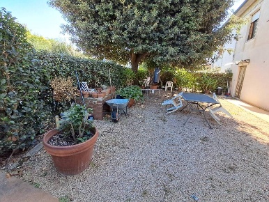 Foto Casa indipendente a Crespina Lorenzana di 222 m² con 11 locali