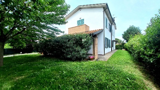 Foto Villa bifamiliare a Medicina Medicina Buda di 372 m² con 7 locali