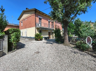 Foto Villa bifamiliare a Nonantola Centro di 340 m² con 12 locali