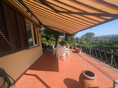Foto Villa unifamiliare a Firenze Serpiolle di 150 m² con 6 locali