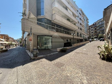 Foto Appartamento in Via Biscardi, Cosenza Centro di 223 m² con 7 locali