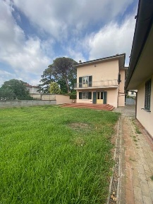 Foto Villa unifamiliare a Pisa Porta a Lucca di 500 m² con 13 locali
