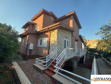 Foto Villa unifamiliare a Carini Torre Muzza di 400 m² con 6 locali