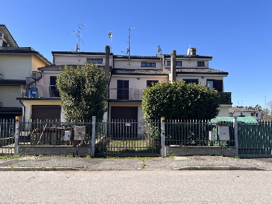 Foto Villa a schiera in Via Giacomo Matteotti 2 B, Valera Fratta di 175 m²