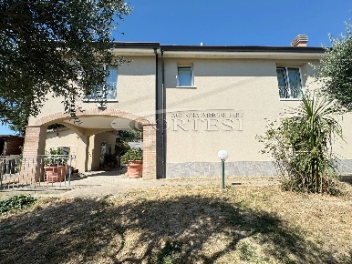 Foto Villa bifamiliare a San Costanzo di 185 m² con 10 locali in vendita