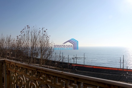 Foto Attico in Via VI Aprile, Catania Centro Storico di 326 m² con 9 locali