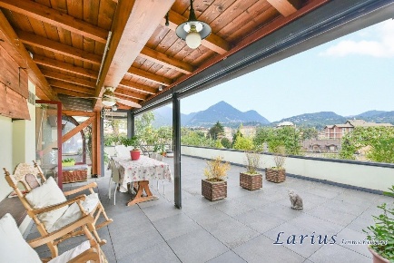Foto Attico a Erba Centro di 176 m² con 7 locali in vendita