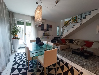 Foto Attico a Massa di 150 m² con 7 locali in vendita