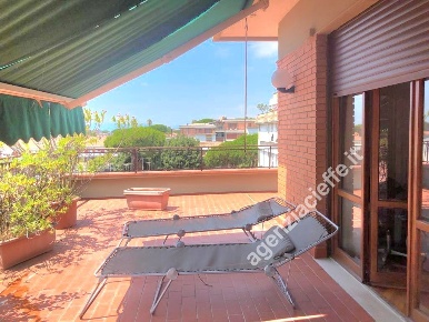 Foto Attico a Massa Marina di Massa Centro di 120 m² con 5 locali