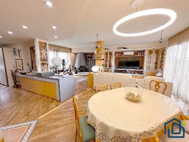 Foto Attico in via Olof Palme, Arluno Centro di 170 m² con 4 locali