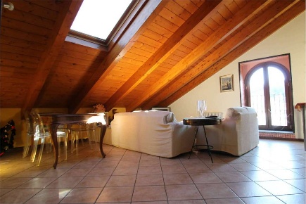 Foto Attico in Via 1° Maggio, Oggiono Centro di 70 m² con 2 locali