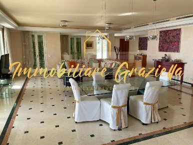 Foto Attico a Bordighera di 200 m² con 12 locali in vendita