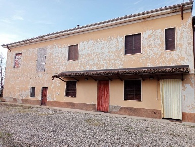 Foto Villa bifamiliare a Alessandria di 278 m² con 10 locali in vendita