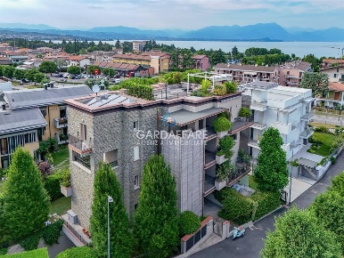 Foto Attico a Desenzano del Garda di 270 m² con 5 locali in vendita