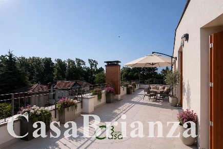 Foto Attico a Biassono Centro di 180 m² con 5 locali in vendita